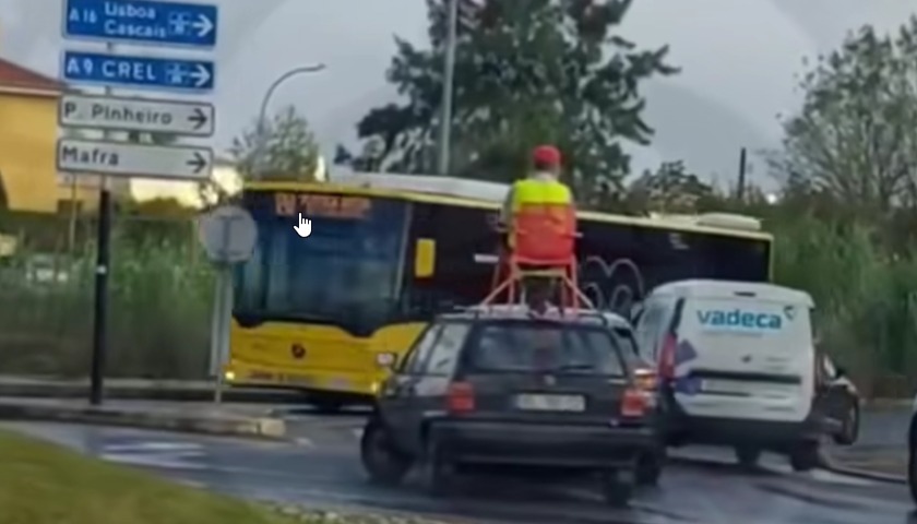 Homem tejadilho de carro Sintra