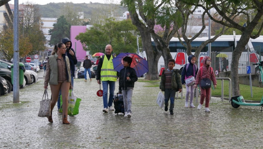 a pé para a escola Torres Vedras