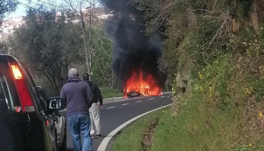 Carro a arder_FB Mafra Alcainça